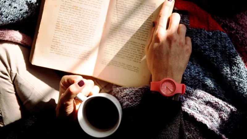 Livros, caneca e manta aconchegante prontos para maratona em casa