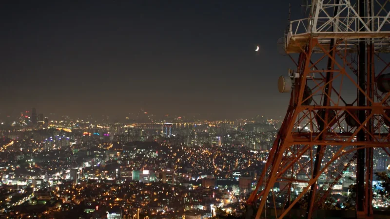 Namsan Tower iluminada ao anoitecer vista do alto em Seul