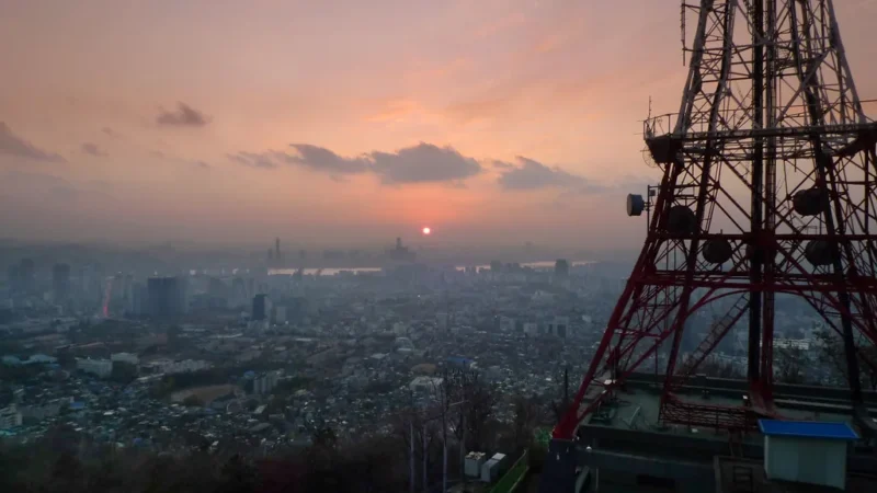 Vista panorâmica de Seul ao entardecer com prédios iluminados