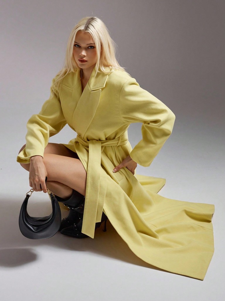 Casaco longo trench amarelo manteiga