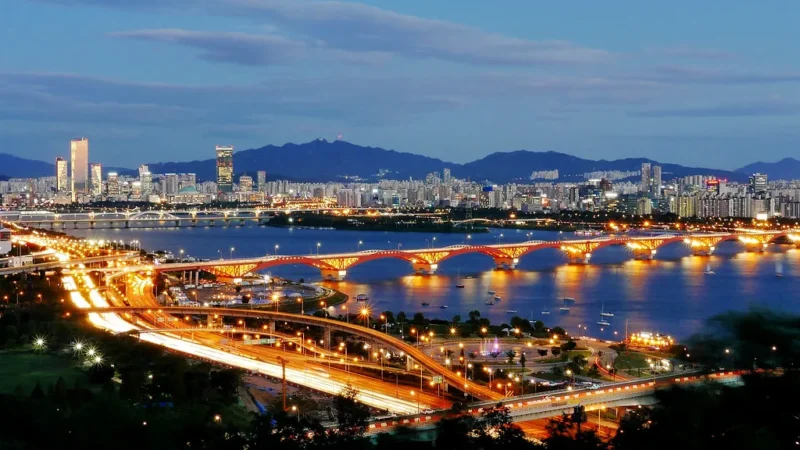 Ponte iluminada sobre o rio Han à noite em Seul