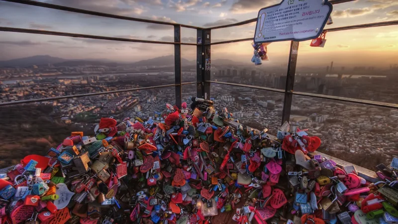 Cadeados do amor coloridos pendurados na Namsan Tower em Seul