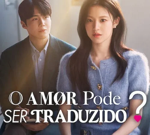 Protagonista de Pode o Amor Ser Traduzido? segura dois celulares numa rua com mensagens em coreano e japones na tela